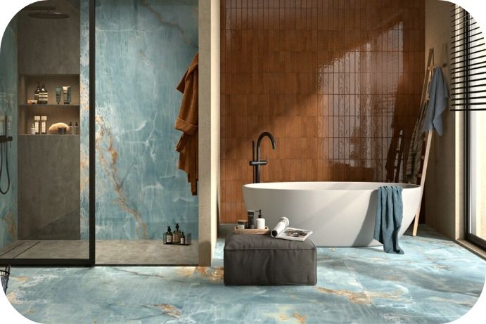 Kupatilo u zemljanim tonovima sa mermernim efektom i terakota zidom