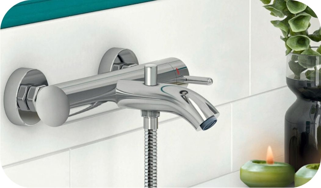 Zidna baterija za kadu sa izlivom i ručnim tušem – pravilno povezano tuš crevo i držač
