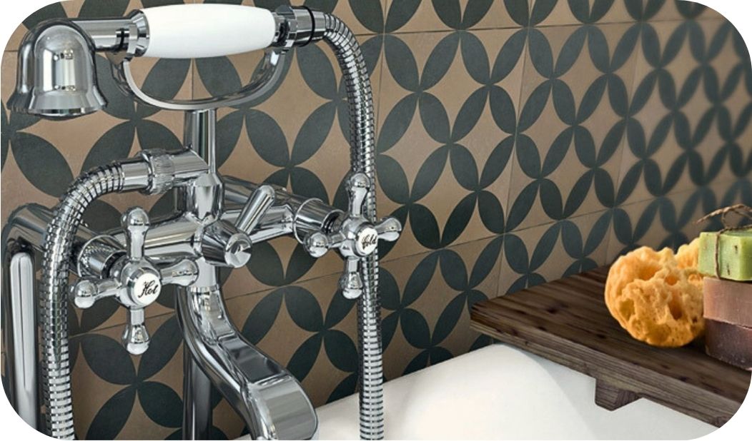 Zidna baterija za kadu sa ručnim tušem u klasičnom hrom završnom sloju, postavljena na dekorativne pločice