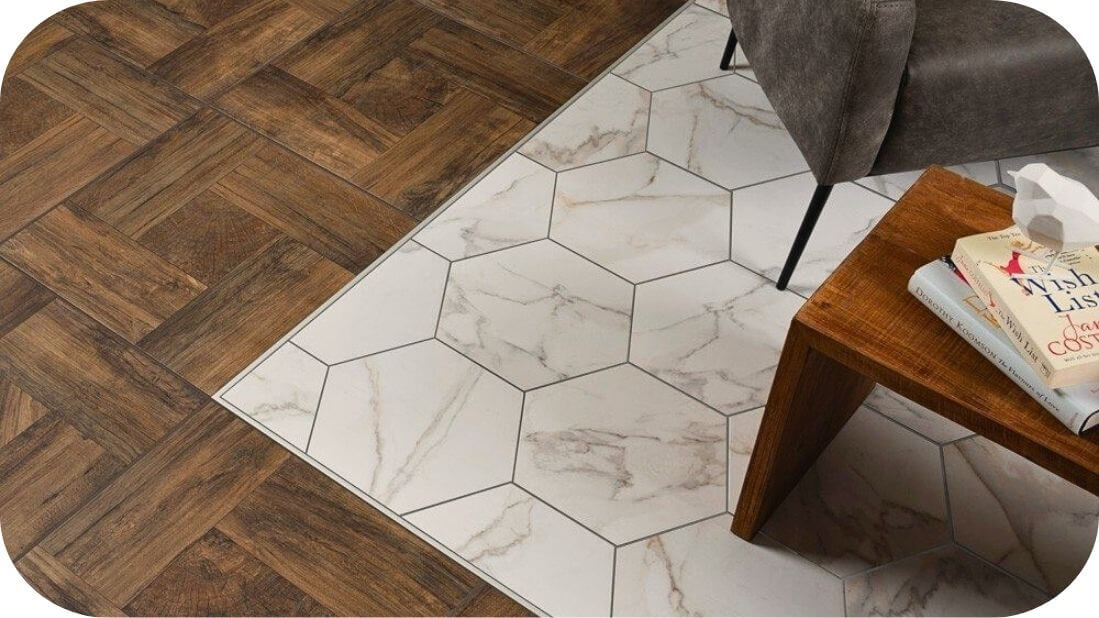 Kombinacija drvenih i mermernih podnih obloga