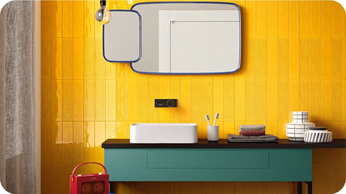 Žute reljefne pločice kao akcentni zid u modernom kupatilu